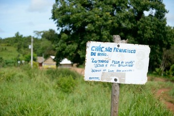 Schild am Eingang des Hofes "Charara Sao Francisco de Assis" von Bauer Natal Lopes da Silva (genannt "Bigode", dt. "Schnauzbart") - Ansiedlung von Kleinbauern "Asentamento Manoel Alves" in Muricilandia