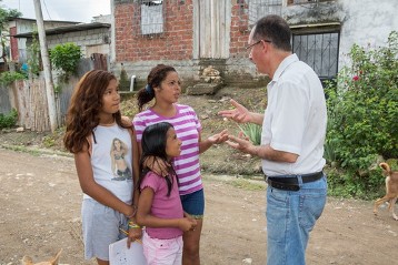 Luis Távara im Gespräch mit einer Familie