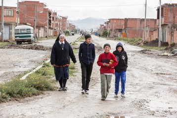Sr. María Rosalba Chávez Esquivel unterwegs mit Jugendlichen in El Alto