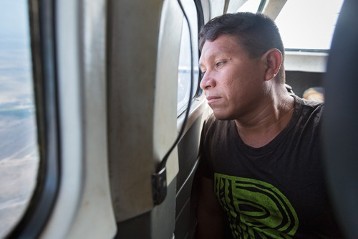 Armindo Goes Melo ist Generalsekretär der Yanomami-Organisation „Hutukara“- hier beim Flug in einer Cesna in das Yanomami-Dorf Watoriki.