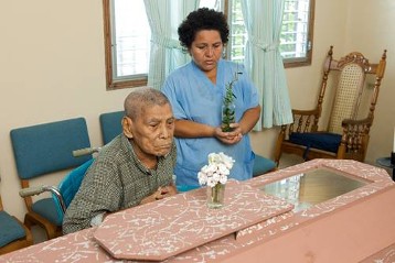 Bewohner und Pflegerin bei der Totenwache im kirchlichen Altenheim