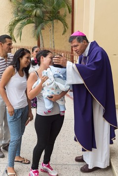 Gilberto Alfredo Vizcarra Mori (links) ist seit  2014 Bischof von Jaén/ Vikariat San Francisco Javier. Hier begrüßt er die Menschen vor der Messe in der Kathedrale in Jaén.