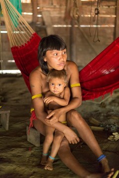 Im Shabono (Rundbau) des Yanomami-Dorfes Watoriki hat jede Familie ihren Bereich. Geschlafen und gesessen wird in Hängematten- hier eine Mutter mit Kind.