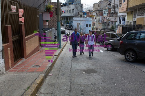 ADV_22439 Edwin Abello läuft mit Ernesto Rodríguez und Elena Marchán von JOC Venezuela zu seinem Haus in Caracas