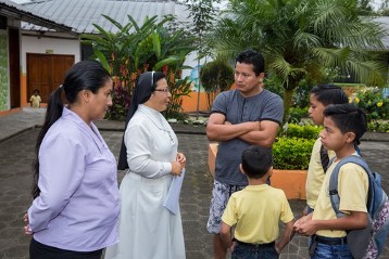 Hermana Narcisa, Direktorin von Encuentro, mit einer Familie