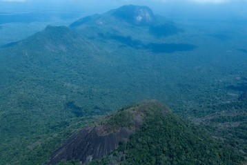 Berge und dichter Amazonas- Urwald umgeben das Yanomami-Dorf Watoriki.