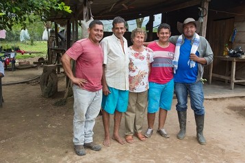 Bauernfamilie von Ernesto Tapias (rechts) im Dorf Pacelli.