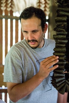 Mauricio López Oropeza in einer Dorfhütte