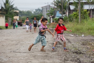 Spielende Kinder auf der Straße im Viertel „27 de Octubre“