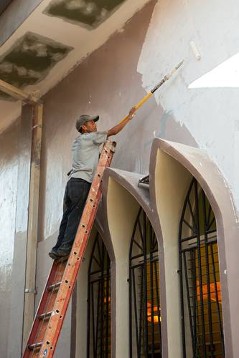 Fassadenrenovierung an der Pfarrkirche in Puerto Cortés