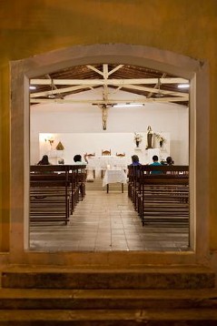 Gebetskreis in der Kirche von Santa Teresa mit Schwester Elizete