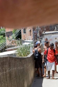 Rosa Alicia: Ihr Arbeitsplatz sind die Favelas von Santa Teresa

-Favela Morro de Fogeteros

-Alle Eingänge der Favelas werden hermetisch bewacht. Es geht um viel Geld im Drogengeschäft. Schwerbewaffnete Jugendliche laufen Patrouille. (Aufnahme wurde heimlich gemacht- da Fotografieren verboten war)