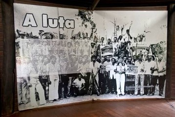 Bild der Waldsammler die Zeitgenossen von Chico Mendes gewesen sind. Tafel aus dem Chico Mendes Denkmal