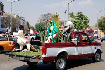 Für die Fahrrad-Pilgerfahrt der Diözese Toluca zum Wallfahrtsort "La Villa" in Mexiko-Stadt, der Erscheinung der Jungfrau von Guadalupe, stellen eine Frau und ein Mann auf der Ladefläche eines Pick-Ups die Geschichte der Erscheinung der Jungfrau von Guadalupe nach.