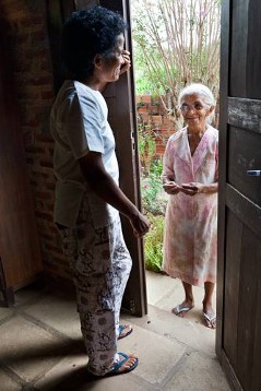 Schwesternhaus (Congregaçáo das Irmãs servas da Sagrada Familia): Elizete Diada Silva bekommt Besuch von einer Nachbarin (Teresa de Jesuas Ferreira da Silva)