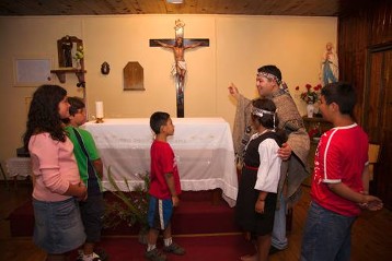 Poblaciòn Robert Kennedy/ Pfarrei Jesus de Nazaret/Kapelle Franzisco de Asis

Miguel Angel Manquelaf Pichulman (Mitarbeiter der Pastoral Mapuche) mit den Kindern vorm Altar