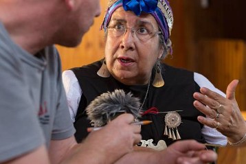 Verónica Pérez wird nach der traditionellen Mapuche-Messe in der Kapelle „San Alfonso“ im Stadtteil Cerro Navia in Santiago von dem deutschen Journalisten Thomas Milz (Adveniat) interviewt. („Pastoral de Mapuche“)