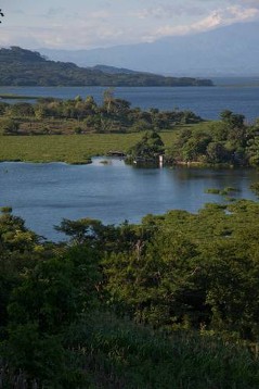 See von Suchitlan. Der See von Suchitlan ist ein Stausee im El Salvadors. Dieser See ist der grösste in El Salvador und wurde in den Siebzigern angelegt um Strom zu erzeugen. Der See ist ein beliebtes Ausflugsziel der Salvadorenos.