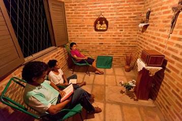 Schwesternhaus (Congregaçáo das Irmãs servas da Sagrada Familia): Elizete, Maria Neuma Medrado da Silva, Ana Cristina Bernades Sousa beim gemeinsamen Gebet in der kleinen Haus-Kapelle.