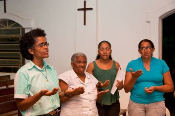 Gebetskreis in der Kirche von Santa Teresa mit Schwester Elizete (links)