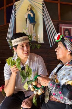 Vermittlung von Mapuche-Traditionen vor der traditionellen Mapuche-Messe in der Kapelle „San Alfonso“ im Stadtteil Cerro Navia in Santiago. („Pastoral de Mapuche“)