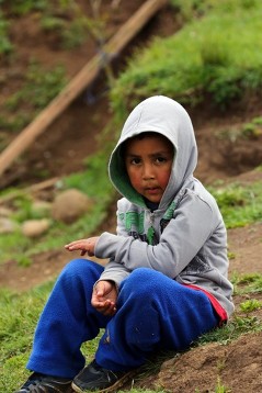 Mapuche feiern ein Llellipun, einer Art Morgengebet mit Gesängen und Opfergaben.