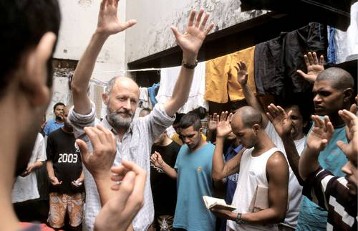 São Paulo / Vila Carrao
Padre Günther Zgubicz beim Gebet mit Häftlingen/Polizeigefängnis