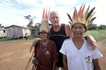 Lábrea, Amazonas, Brasilien; Häuptling Raimundo Paumari, seine Mutter Ilsa Paumari und Pfarrer Gunter Kroemer in der Indianersiedlung.