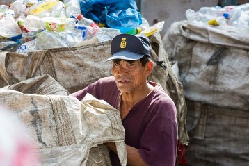 Leonidas Castillo Palacios' Schwiegervater auf dem Hof seines Müllsammelbetriebes in Chorillos