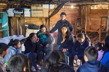 Die Lehrerin Pamela del Carmen Tripailaf Lefio beim Unterricht in einer traditionellen Hütte der Mapuche. Die Vermittlung der Traditionen der Mapuche ist fester Bestandteil des Unterrichts in der Grundschule in Temuco.