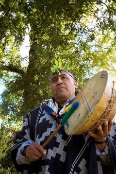 Mapuche- Gemeinde  Isla Llikàn

Familie vonFlorencio Manquilef (Koordinator der Mapuche-Pastoral und geistlicher Führer)

-Mapuche-Zeremonie mit Kulternung (Trommel)