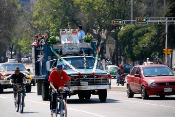 Begleitet von Lastwagen kommen Fahrrad-Pilger aus der Diözese Toluca zum Wallfahrtsort "La Villa" in Mexiko-Stadt, der Erscheinung der Jungfrau von Guadalupe. Aus dem Bistum Toluca nach Mexiko-Stadt radeln die Pilger fast 100 Kilometer. Die Fahrräder und die Wagen sind aufwendig geschmückt.