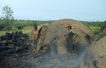 Brasilien, Pará, Carajás-Region
Holzkohleproduktion, Industrie Amazonien
Köhler am Meiler bei El Dorado