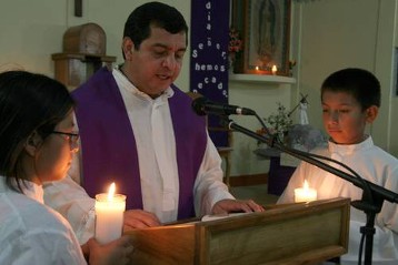 Domingo Leiva Buezo verkündigt das Evangelium. Domingo, Jahrgang 1962, ist Priester der Pfarrei San Ildefonso in Ipala/Guatemala.