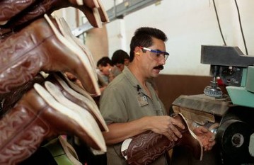 Stiefelfertigung in der Schuhfabrik "Caborca Boots" in León
Reportage: "Stiefel für die Gringos"
Mexiko, 20.02. 2006