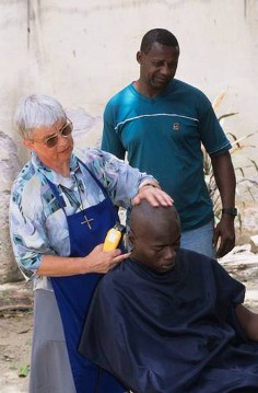 Die Frau vom Lieben Gott
Sr. Magdalena Brokamp aus Warendorf, Leiterin der "Casa de Solidaridade"
beim Haareschneiden in Nova Iguaçu RJ, Brasilien