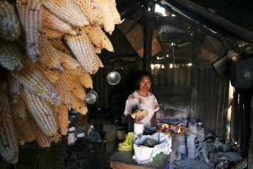Mais und Tortillas sind das Hauptnahrungsmittel in den Dörfern des Valle Mezquital, wo unter den Familien, die nicht von Verwandten aus den USA unterstützt werden, große Armut herrscht.