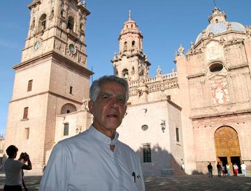 Portraits des 66-jährigen Bischofs Octavio Villegas Aguilar in und vor der Kathedrale von Morelia.