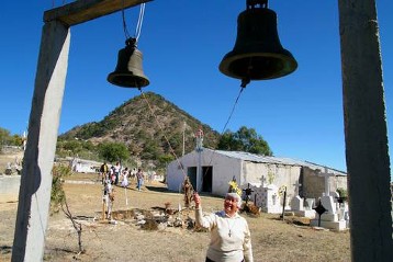 Die 65-jährige Schwester Maria del Carmen lebt mit einigen Ordensfrauen mit in der Brudergemeinde der Canisianer in Cardonal. Hier beim Läuten der Glocken für einen Gottesdienst in El Moxthe.