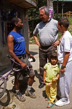 Töten verbotenPadre Oscar sät den Frieden in den Elendvierteln von MedellinJE K 1 / 9. Medellin/Barrio La Canada,Padre Oscar Velez im Gespräch