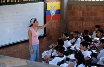 Mit der Philosophie der Zärtlichkeit gegen die Gewalt
Schüler des	"Colegio Juan Pablo II"	mit ihrer Lehrerin beim Unterricht, Kolumbien, Januar 2004