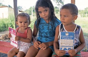 Cametà / Parà / Bairo Novo 
Projekt Pastoral da Crianca 
Wartende Kinder mit ihren Gesundheitspässen