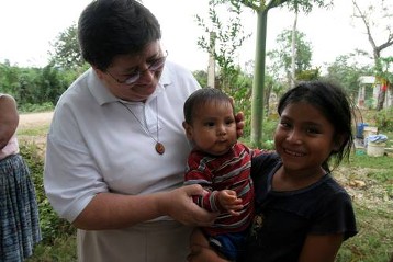 Schwester Schwester Fausta vom Orden der ìHermanas de la Sagrada Familia de Spoletoî besucht die 18-jährige Hermeninda und ihre drei Kinder. Hermeninda lebt in einem Barrio von San Benito/Guatemala und ist infolge einer Erblindung dringend auf Hilfe angewiesen.