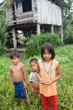 Kinder in Cuchapamba, einâer Indianer gemeinde in der Nähe von Lago Agrio, Ecuador.