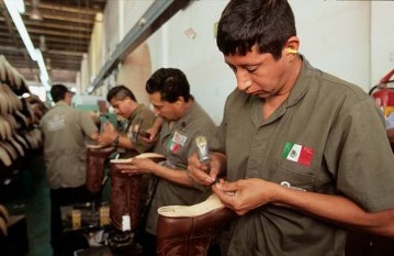 Stiefelfertigung in der Schuhfabrik "Caborca Boots" in León
Reportage: "Stiefel für die Gringos"
Mexiko, 20.02. 2006