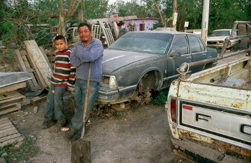 Gestrandet    
Matamoros
Viele Bewohner der Siedlung Reforma leben vom Autoreparieren
Mexiko 2006