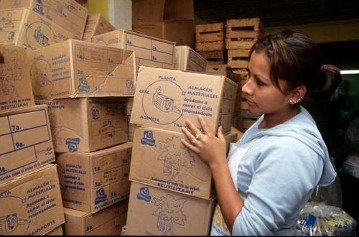 Arbeiterin im Lagerraum der Banco de Alimentos	
Reportage: "Die Futterkrippe Ð Eine Essensbank für Arme"
Morelia, Mexiko, 22.02. 2006