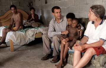 Sao Paolo / Jacana 
Sozialkoordinator Carlos F. Alvis im Gespräch mit der Familie von Jeanette Nunes