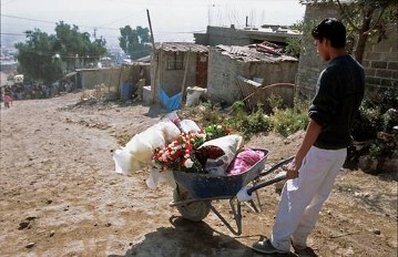 Blumenverkäufer im Slumvorort Tepenepantla bei Texcoco
Reportage: "Ein Slum als neue Heimat Ð Binnenmigration"	
Mexiko, 18.02. 2006