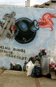 Brasilien, Salvador da Bahia
Stadtteil Paripe, Wandmalerei
"Bombe", sozialer Sprengstoff